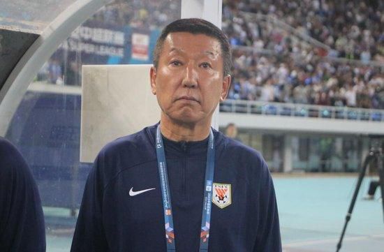 妄称真龙？孔家三少爷冷哼一声，挑眉问道：这个叶辰自称是真龙吗？宋荣誉低声说：我也不知道他是不是自称，不过金陵的江湖上，都叫他人间真龙叶大师。